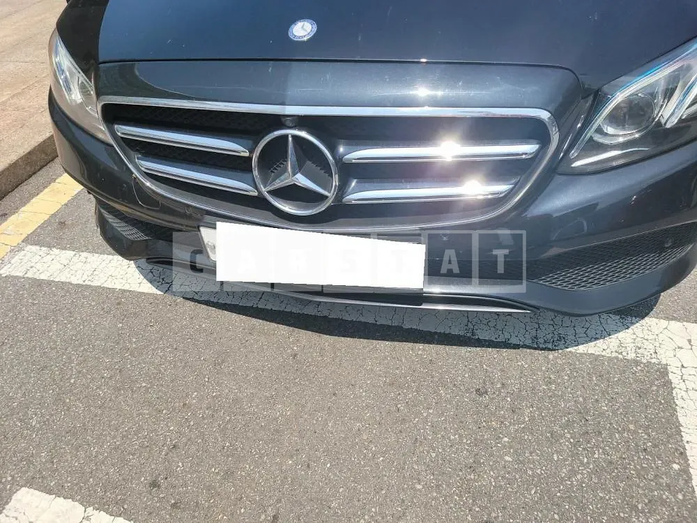 Photo 2 of 15: 2017 Mercedes-Benz E300, VIN WDDZF4JB9HA158121 — Korean insurance auction