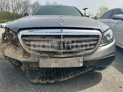 Photo 1 of 11: 2020 Mercedes-Benz E300 e 4Matic, VIN W1KZF5EB5LA817918 — Korean insurance auction