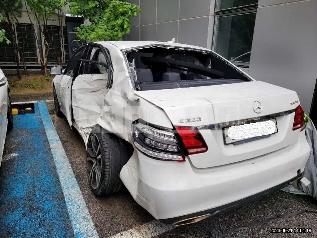 Photo 2 of 20: 2015 Mercedes-Benz E220 BlueTec, VIN WDDHF0AB6FB153776 — Korean insurance auction