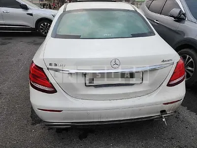 Photo 1 of 10: 2019 Mercedes-Benz E 300 4Matic, VIN WDDZF4KB5KA672067 — Korean insurance auction