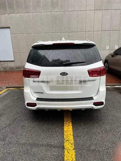 Photo 1 of 16: 2018 Kia Carnivals, VIN KNAME81ABKS478603 — Korean insurance auction