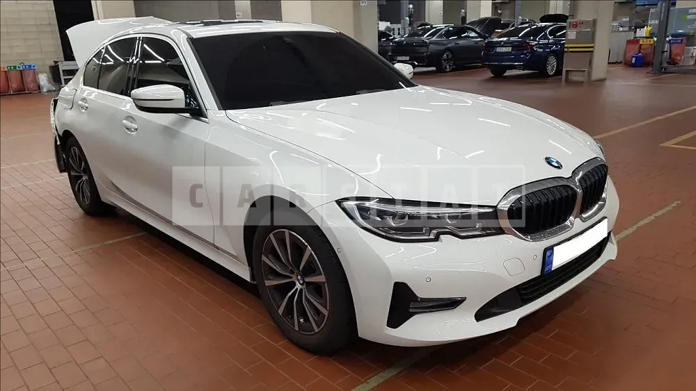 Photo 2 of 39: 2022 BMW 320i, VIN WBA5X510XNFM17995 — Korean insurance auction
