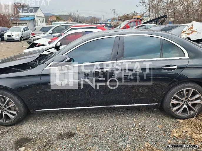 Photo 2 of 24: 2019 Mercedes-Benz E300 4Matic, VIN WDDZF4KB3KA600347 — Korean insurance auction