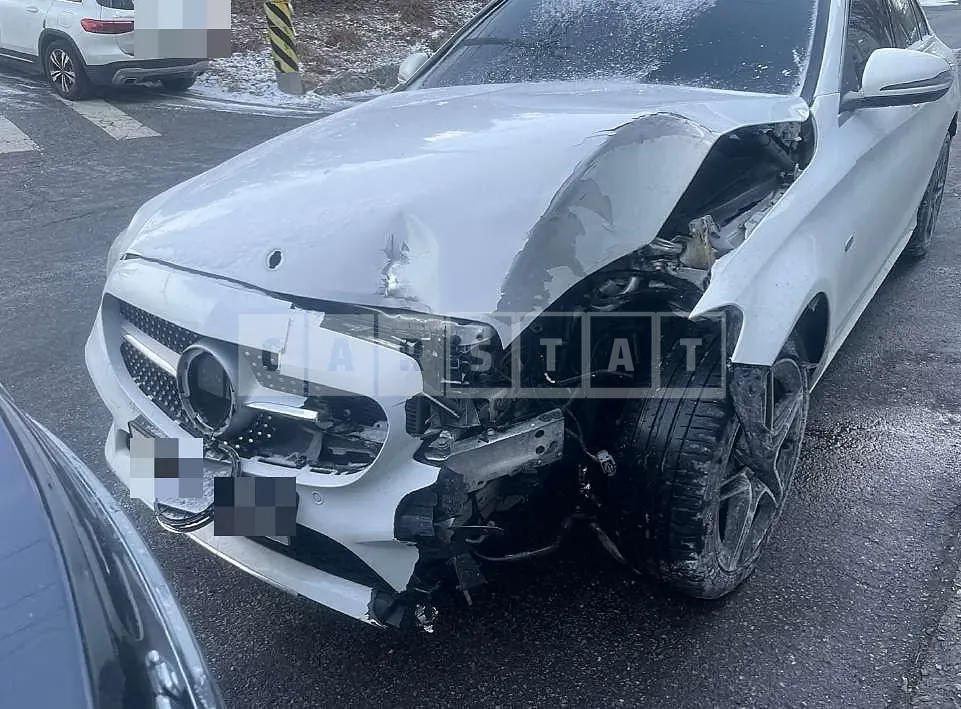 Photo 2 of 7: 2020 Mercedes-Benz C300 e 4Matic — Korean insurance auction