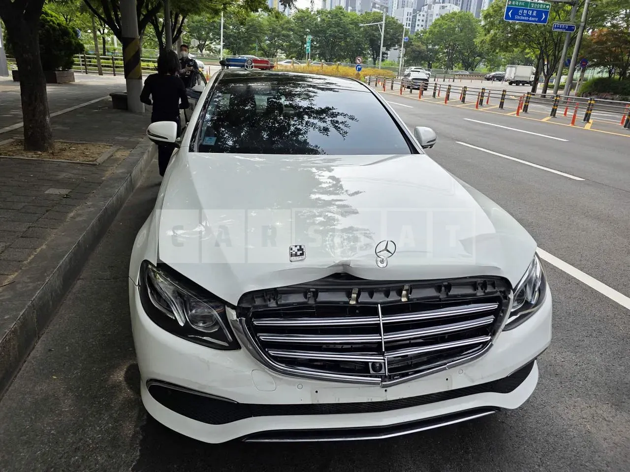 Photo 2 of 48: 2016 Mercedes-Benz E300, VIN WDDZF4JB7HA046384 — Korean insurance auction