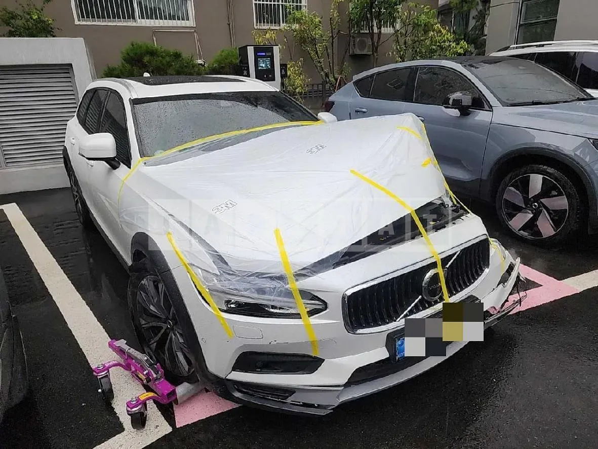 Photo 2 of 12: 2021 Volvo V90CCB5 AWD — Korean insurance auction