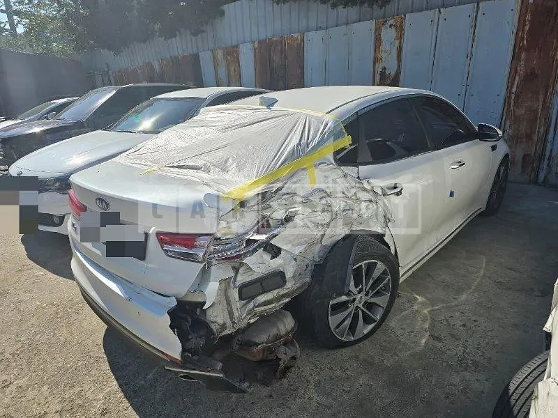 Photo 2 of 5: 2017 Kia K5 — Korean insurance auction