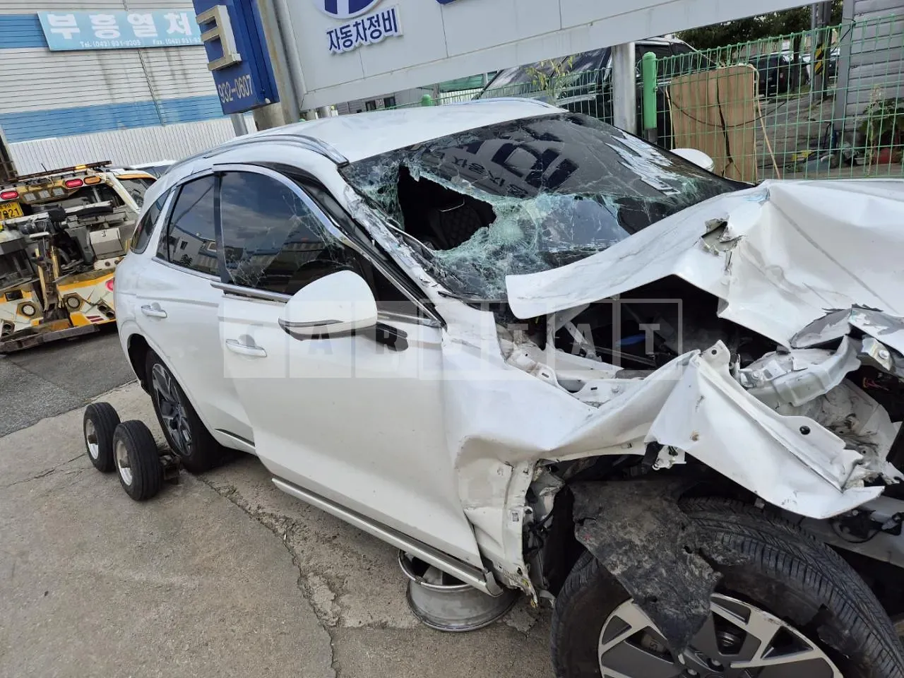 Photo 2 of 15: 2022 Genesis GV70, VIN KMTMA811PNU001712 — Korean insurance auction