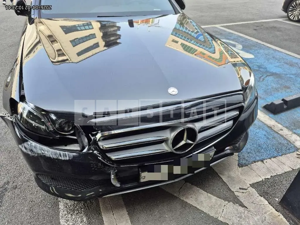 Photo 2 of 9: 2017 Mercedes-Benz E300 — Korean insurance auction