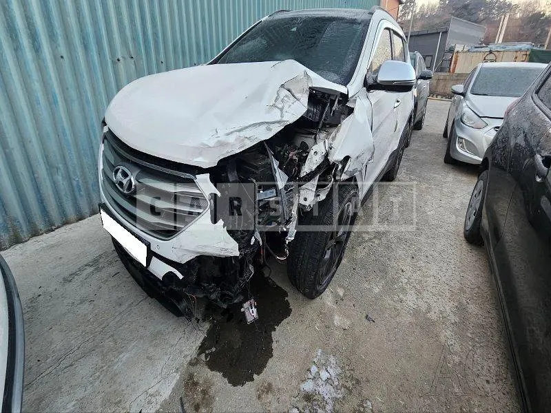 Photo 2 of 17: 2016 Hyundai Santa Fe, VIN KMHSW81UBHU736910 — Korean insurance auction