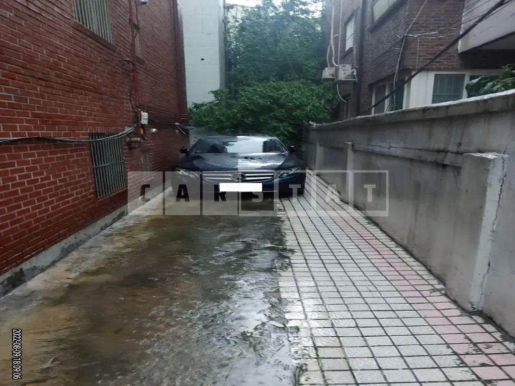 Photo 2 of 3: 2019 Mercedes-Benz E300 4Matic, VIN WDDZF4KB2KA671667 — Korean insurance auction