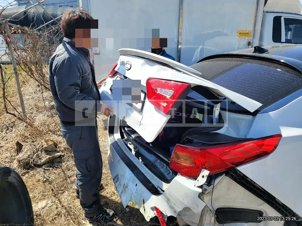 Photo 2 of 9: 2015 Kia K5 2.0, VIN KNAGM419BFA611596 — Korean insurance auction