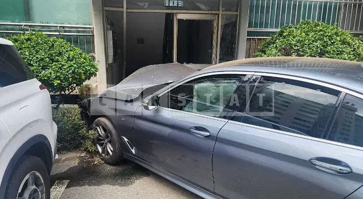 Photo 2 of 9: 2017 BMW 530i xDrive, VIN WBAJD9107JG971675 — Korean insurance auction