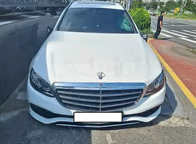 Photo 1 of 22: 2018 Mercedes-Benz E220d 4Matic, VIN WDDZF0FB0JA360322 — Korean insurance auction
