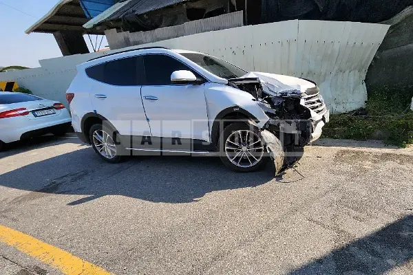 Photo 2 of 8: 2016 Hyundai Santa Fe, VIN KMHSW81UBGU664905 — Korean insurance auction