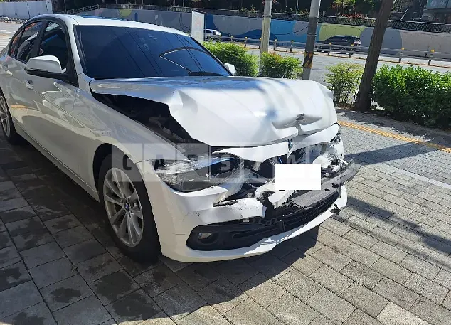Photo 2 of 18: 2017 BMW 320d — Korean insurance auction