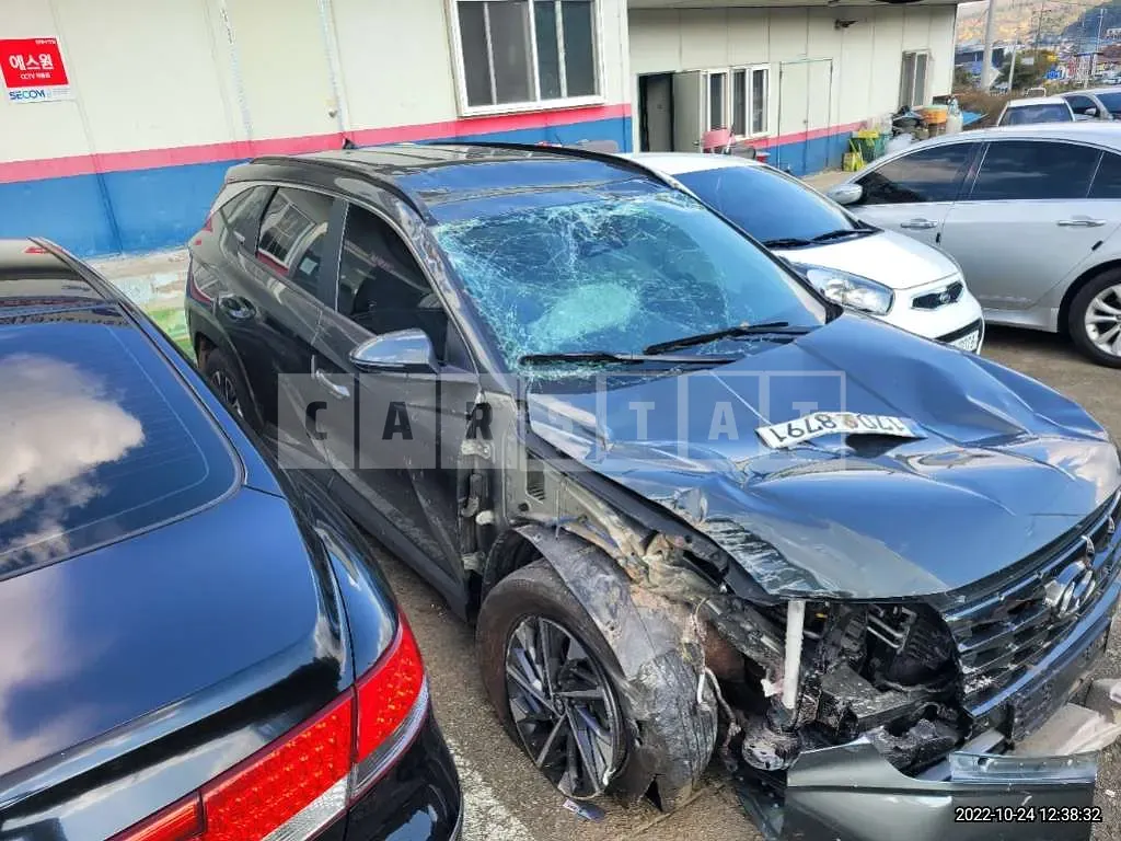 Photo 2 of 33: 2022 Hyundai Tucson, VIN KMHJC81BGNU085460 — Korean insurance auction