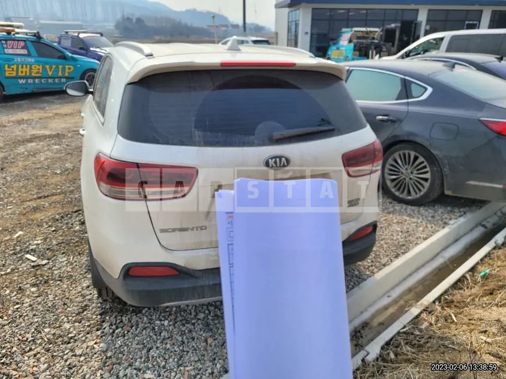 Photo 2 of 13: 2017 Kia Sorento, VIN KNAPK81BDHA343777 — Korean insurance auction