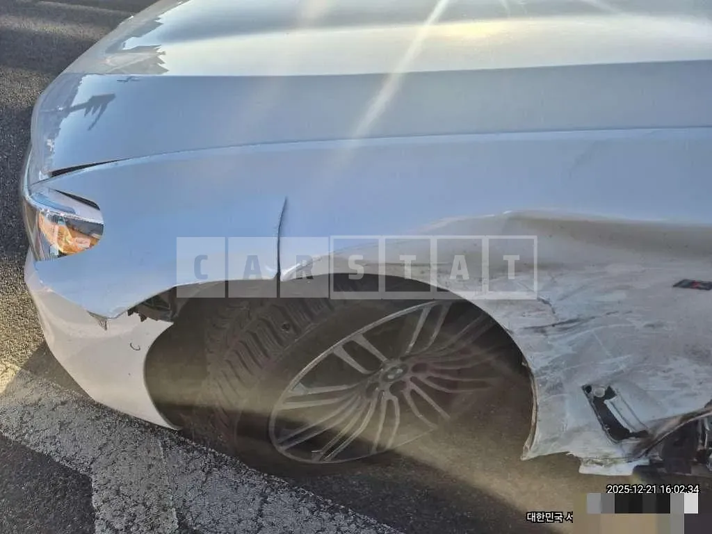 Photo 2 of 13: 2019 BMW 530i M Sport Package Plus — Korean insurance auction