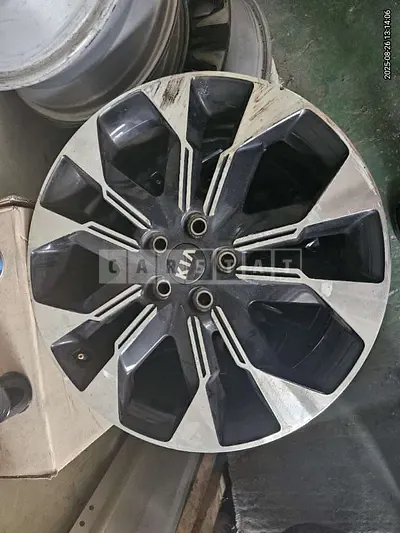 Photo 1 of 3: 2020 Kia (parts) Carnival Wheel — Korean insurance auction