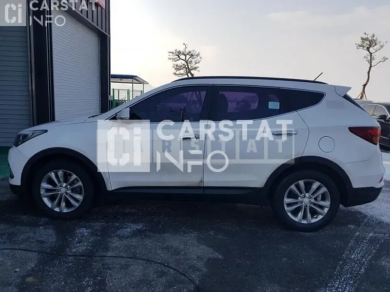 Photo 2 of 8: 2016 Hyundai Santa Fe, VIN KMHSW81UDGU666023 — Korean insurance auction