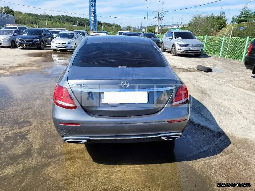 Photo 2 of 27: 2019 Mercedes-Benz E220d, VIN WDDZF0EB2KA568723 — Korean insurance auction