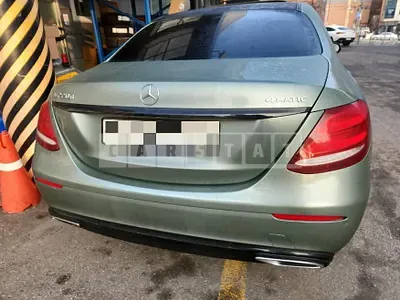 Photo 1 of 33: 2017 Mercedes-Benz E220d 4Matic, VIN WDDZF0FB2HA186862 — Korean insurance auction