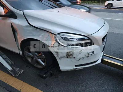 Photo 1 of 5: 2017 Volvo V40 D3, VIN YV1MV79K0H2418438 — Korean insurance auction