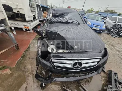 Photo 1 of 32: 2019 Mercedes-Benz E 300 4Matic, VIN WDDZF4KB3KA516903 — Korean insurance auction