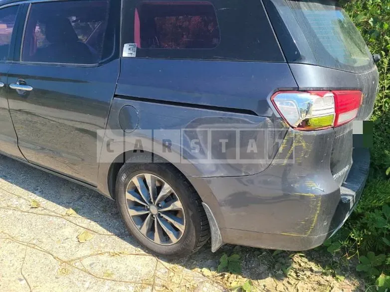 Photo 2 of 10: 2015 Kia Carnivals — Korean insurance auction