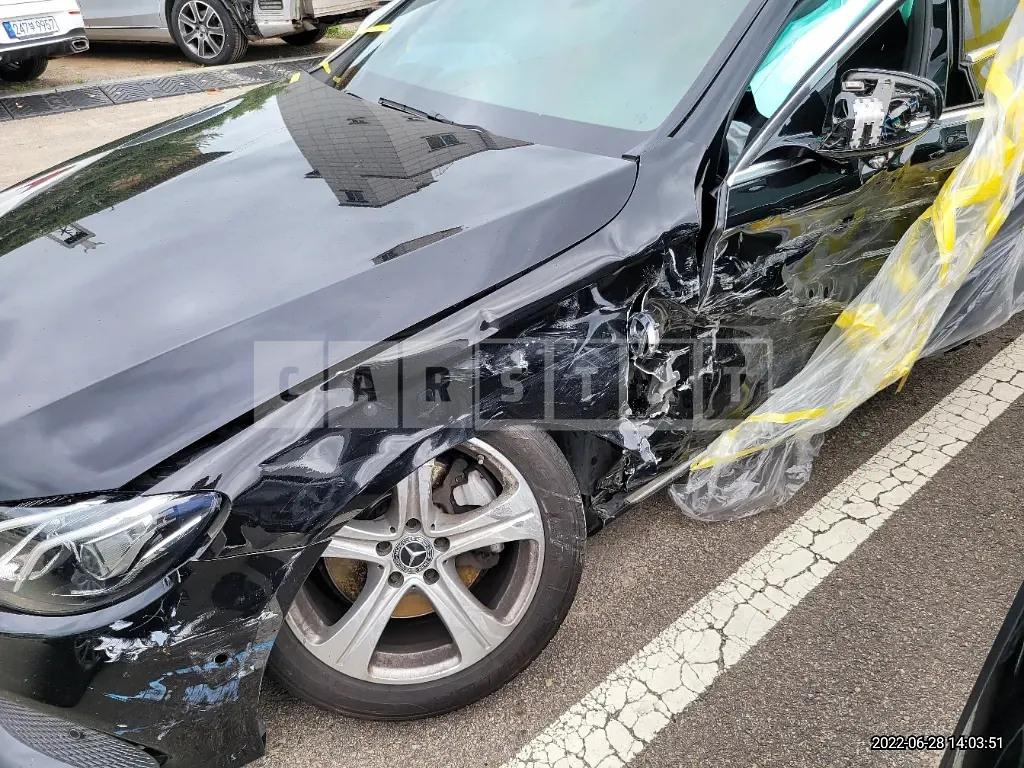 Photo 2 of 18: 2018 Mercedes-Benz E 200, VIN WDDZF4CB3JA314415 — Korean insurance auction