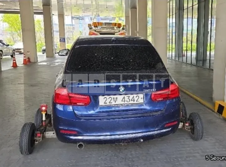 Photo 2 of 4: 2018 BMW 3 Series (6th Generation) 320i Luxury — Korean insurance auction