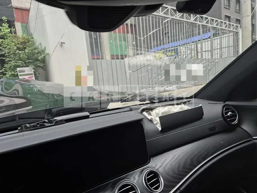 Photo 2 of 13: 2023 Mercedes-Benz E250 — Korean insurance auction