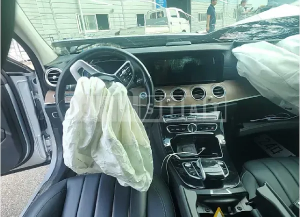 Photo 2 of 33: 2019 Mercedes-Benz E220d 4Matic — Korean insurance auction