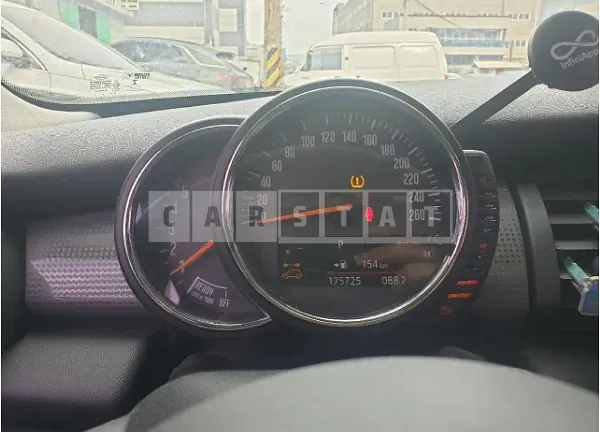 Photo 2 of 30: 2015 MINI Cooper D Five-Door — Korean insurance auction