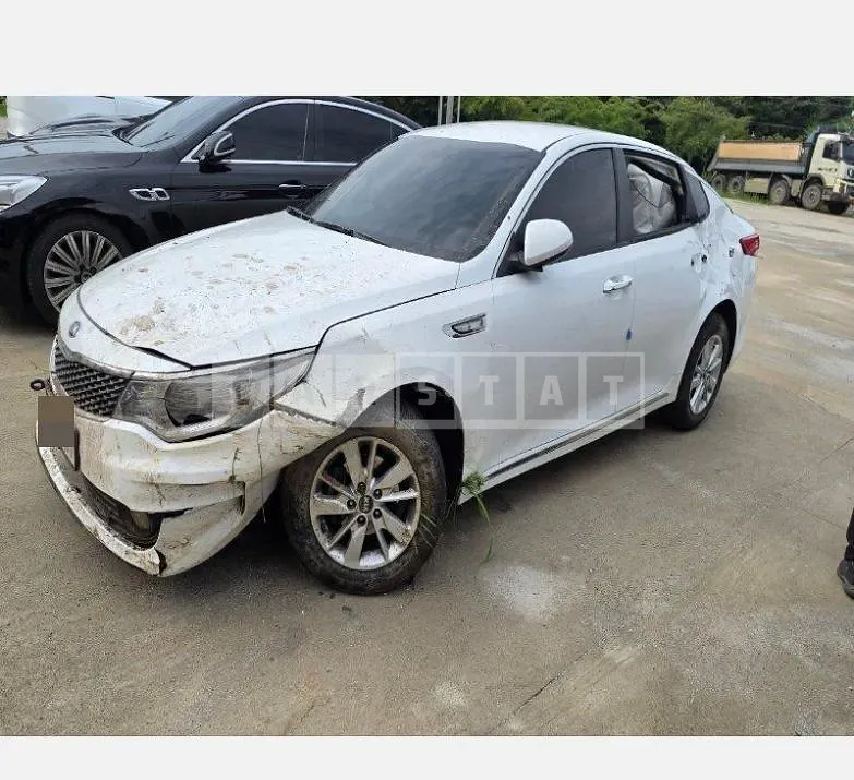 Photo 2 of 16: 2017 Kia K5 — Korean insurance auction