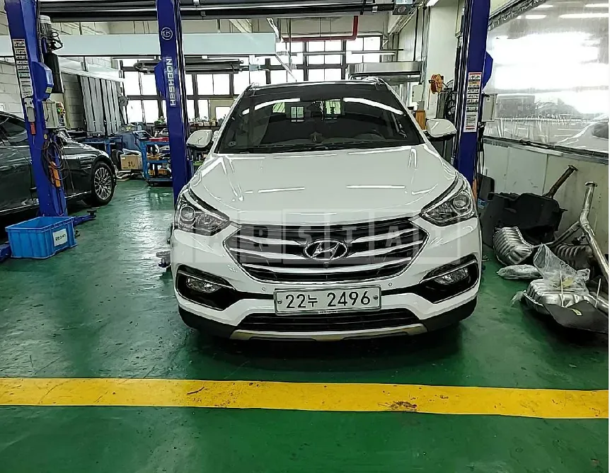 Photo 2 of 9: 2016 Hyundai Santa Fe, VIN KMHSW81UBGU568766 — Korean insurance auction
