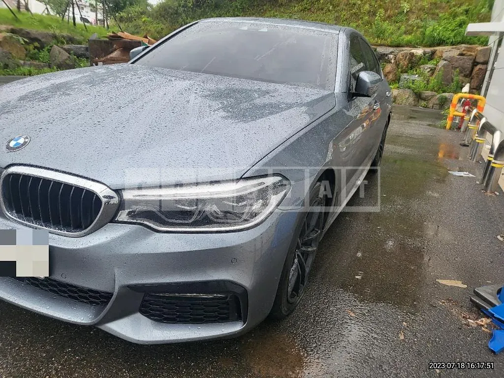 Photo 2 of 17: 2017 BMW 520d xDrive, VIN WBAJC5101HG858066 — Korean insurance auction