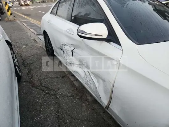 Photo 2 of 4: 2019 Mercedes-Benz C 200, VIN WDDWF8AB3KR506126 — Korean insurance auction