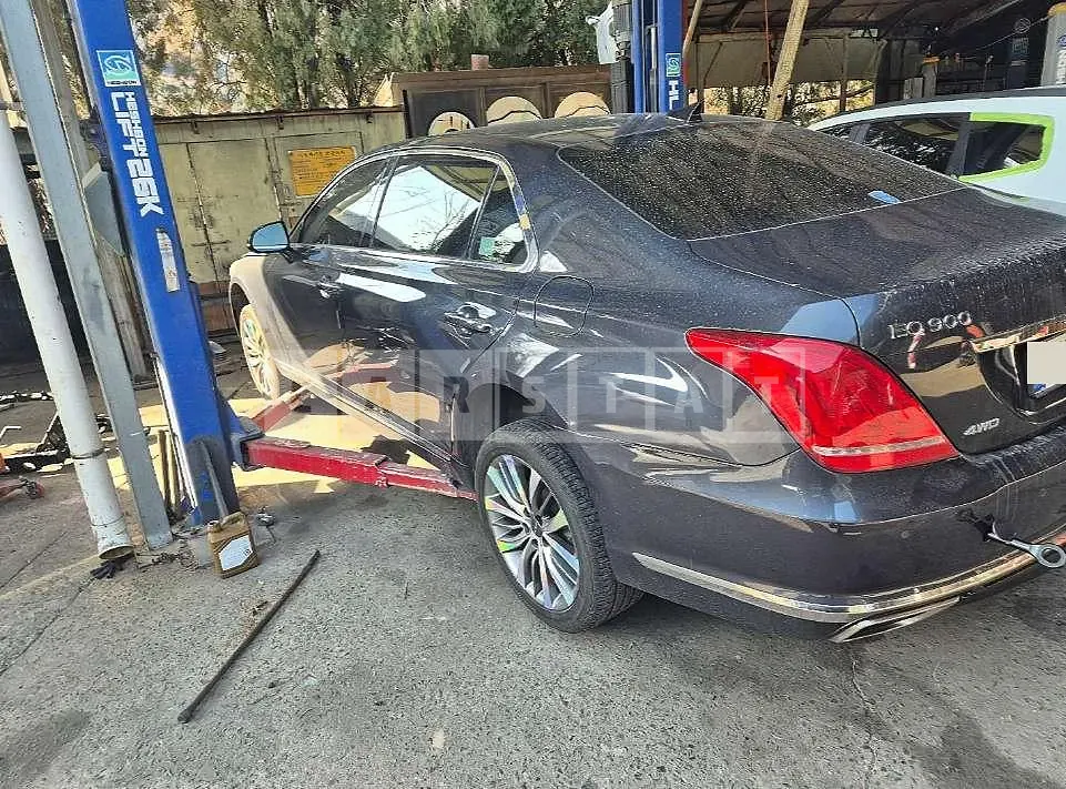 Photo 2 of 11: 2016 Genesis EQ900 — Korean insurance auction