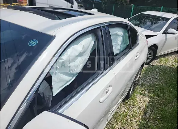 Photo 2 of 12: 2021 BMW 330e — Korean insurance auction