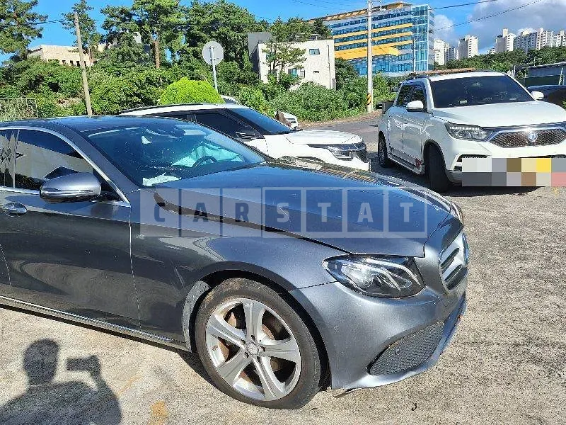 Photo 2 of 24: 2017 Mercedes-Benz E200 — Korean insurance auction
