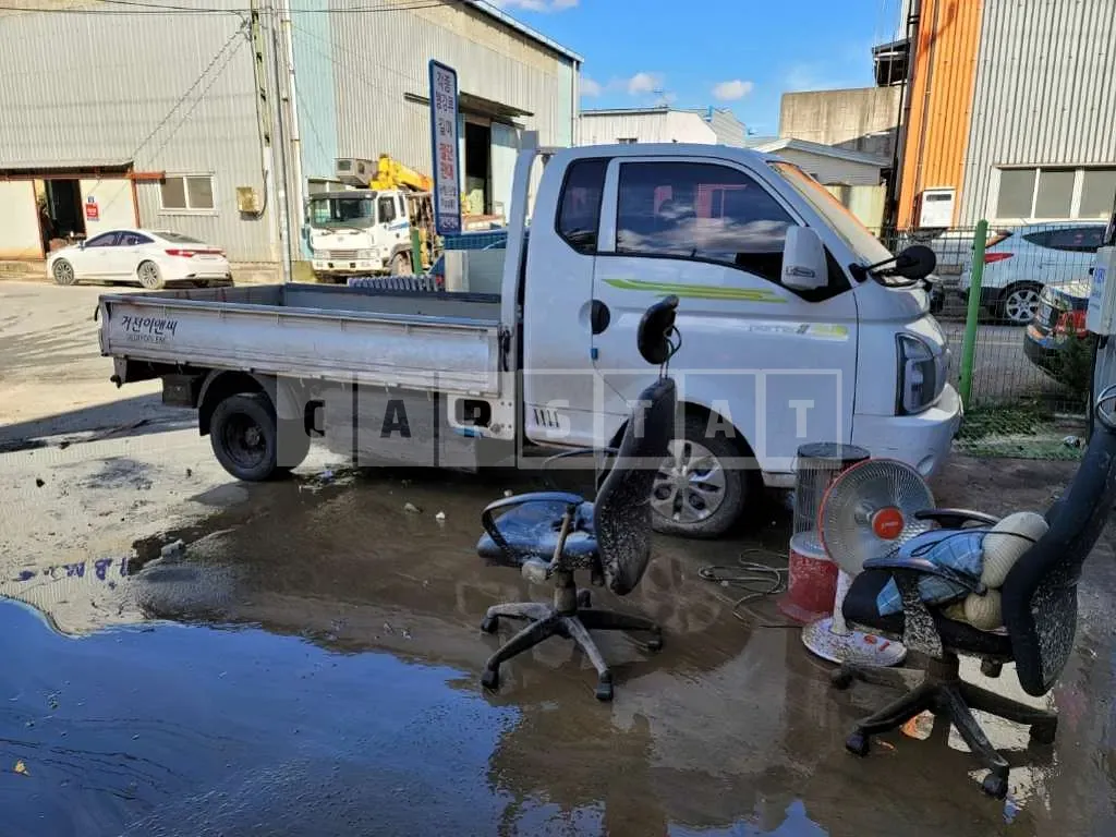 Photo 2 of 3: 2021 Hyundai Potter 2 Institutes, VIN KMFZCZ7NFMU007298 — Korean insurance auction