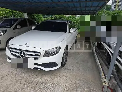 Photo 2 of 18: 2017 Mercedes-Benz E300 4Matic — Korean insurance auction