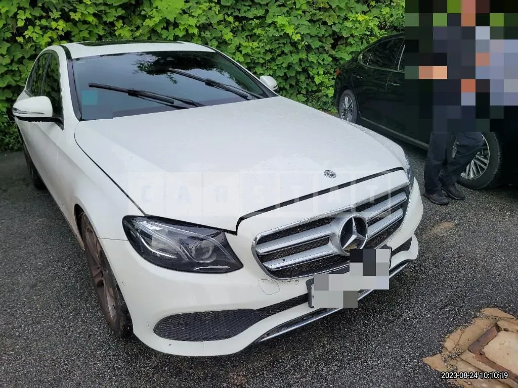Photo 2 of 12: 2017 Mercedes-Benz E300 4Matic, VIN WDDZF4KB8JA300995 — Korean insurance auction