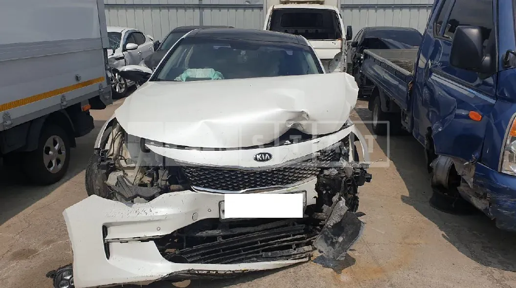 Photo 2 of 11: 2017 Kia K5 — Korean insurance auction