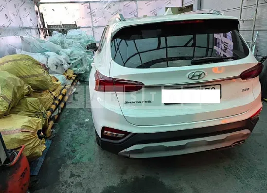 Photo 2 of 17: 2019 Hyundai Santa Fe — Korean insurance auction
