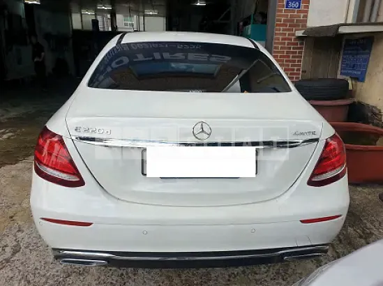 Photo 2 of 13: 2019 Mercedes-Benz E220 d 4Matic — Korean insurance auction