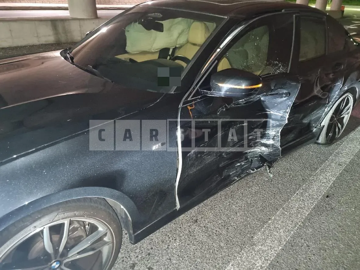 Photo 2 of 8: 2022 BMW 320i — Korean insurance auction