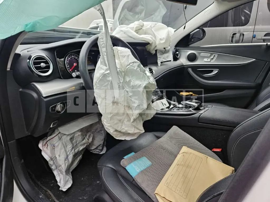 Photo 2 of 12: 2019 Mercedes-Benz E 300, VIN WDDZF4JB9KA665544 — Korean insurance auction